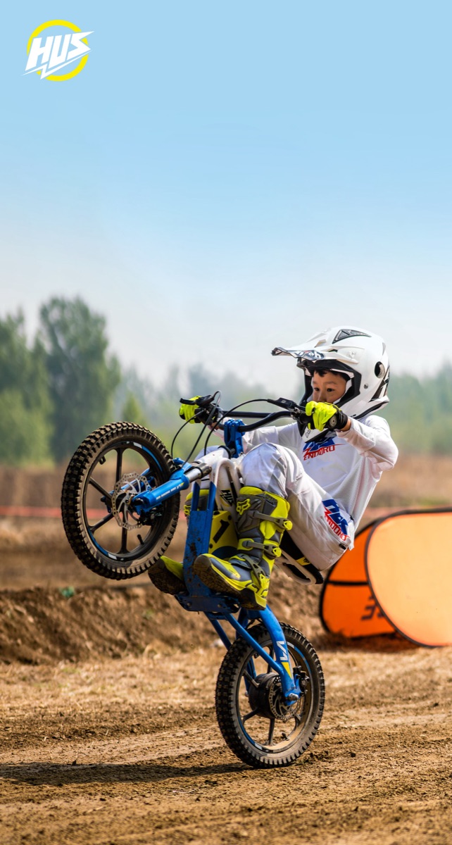 Bambino in wheelie sulla HUS V1