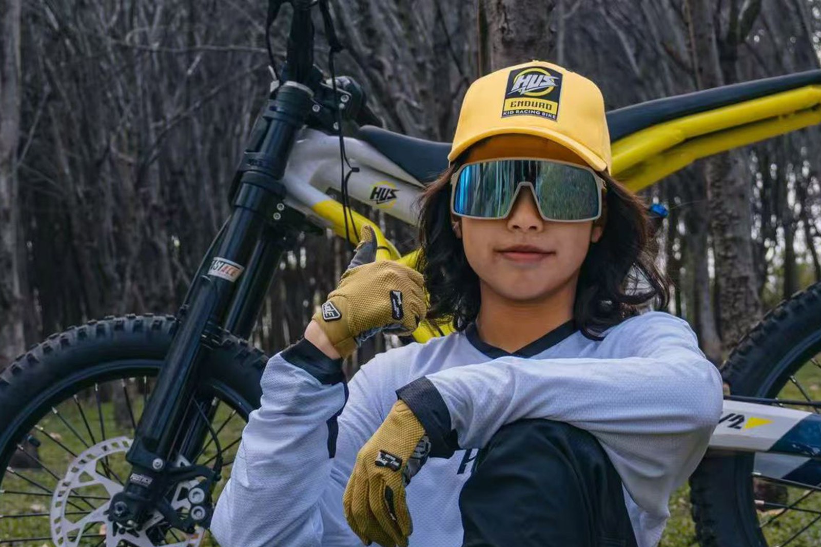HUS V2 Pro E-Kid in salto al crossodromo